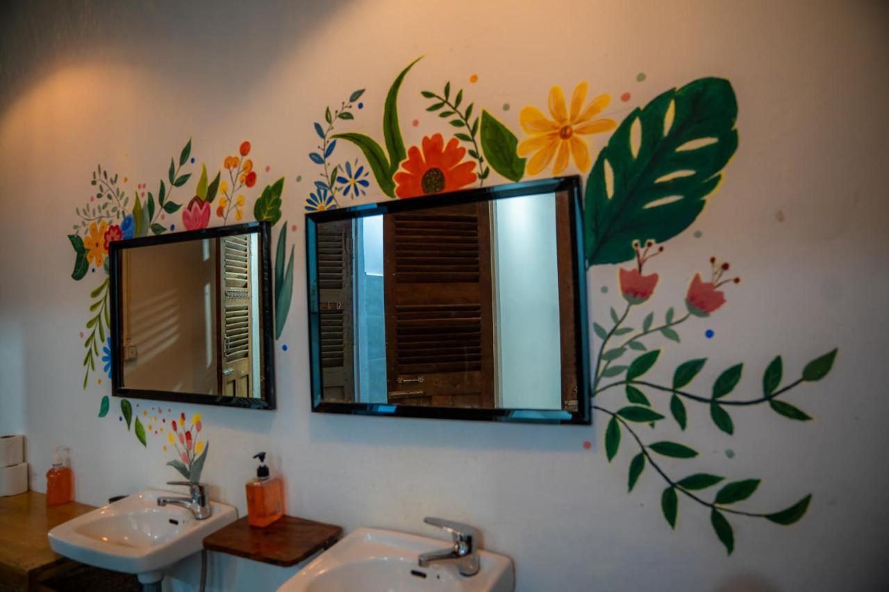 פנום פן Sacred Lotus - Vegan Cafe X Hostel מראה חיצוני תמונה