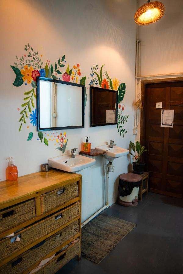 פנום פן Sacred Lotus - Vegan Cafe X Hostel מראה חיצוני תמונה