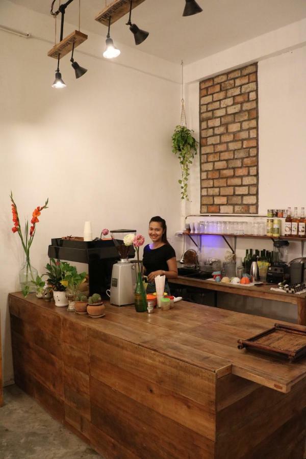 פנום פן Sacred Lotus - Vegan Cafe X Hostel מראה חיצוני תמונה